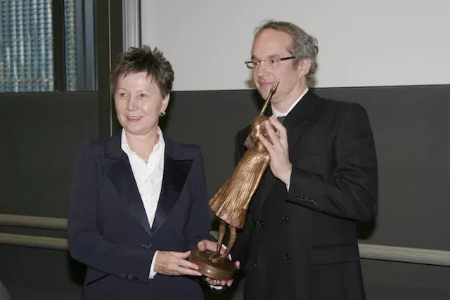 Helma Orosz presents the award to MPI-CBG