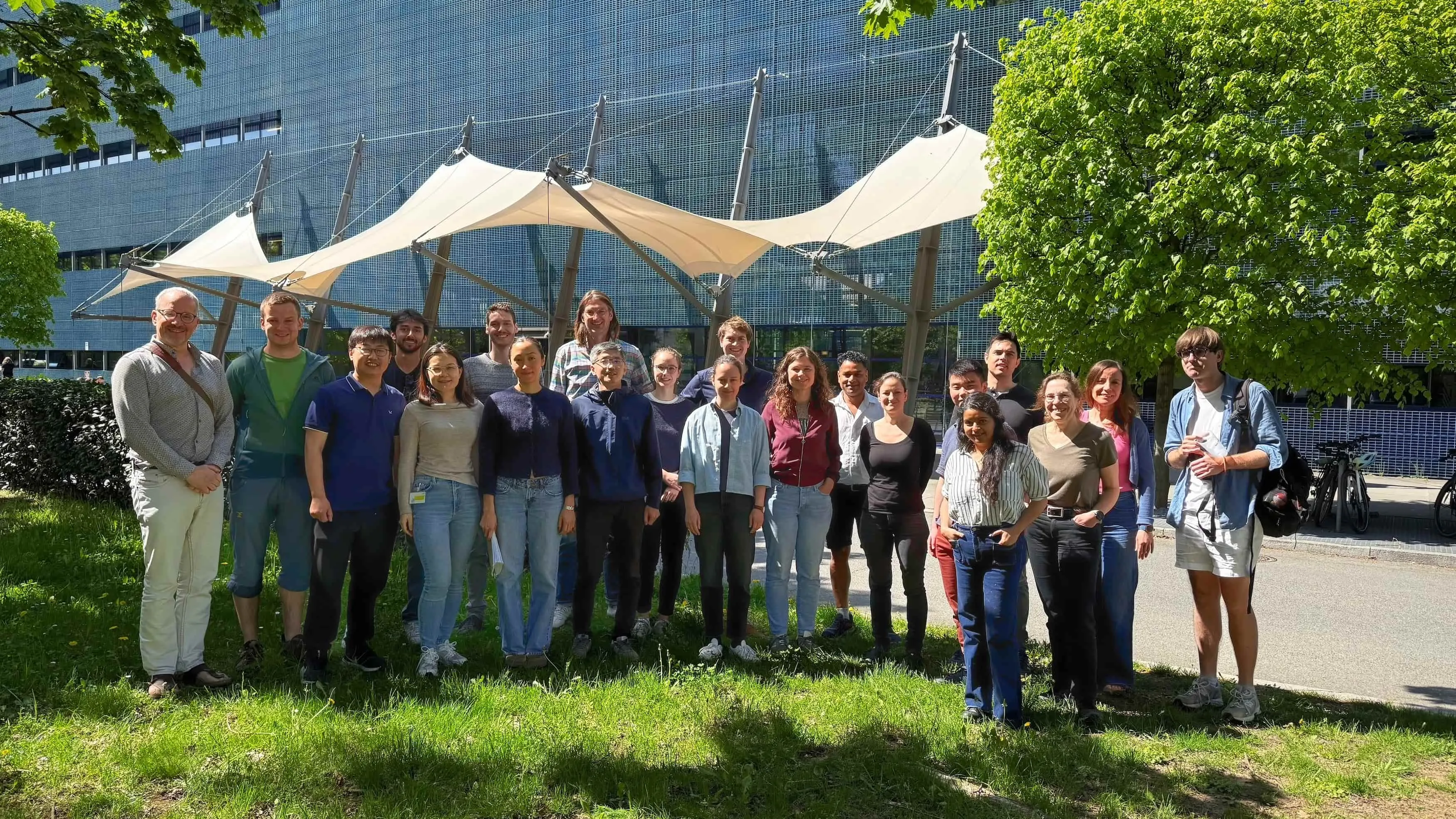 The Hyman lab waves in front of the Elbe river